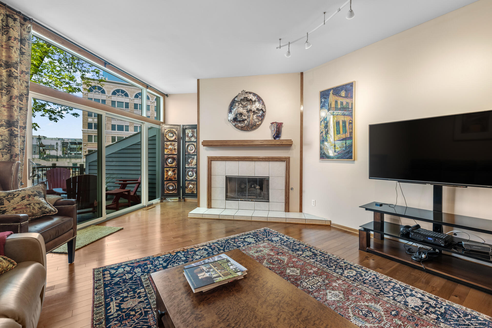 1105 N Edison St