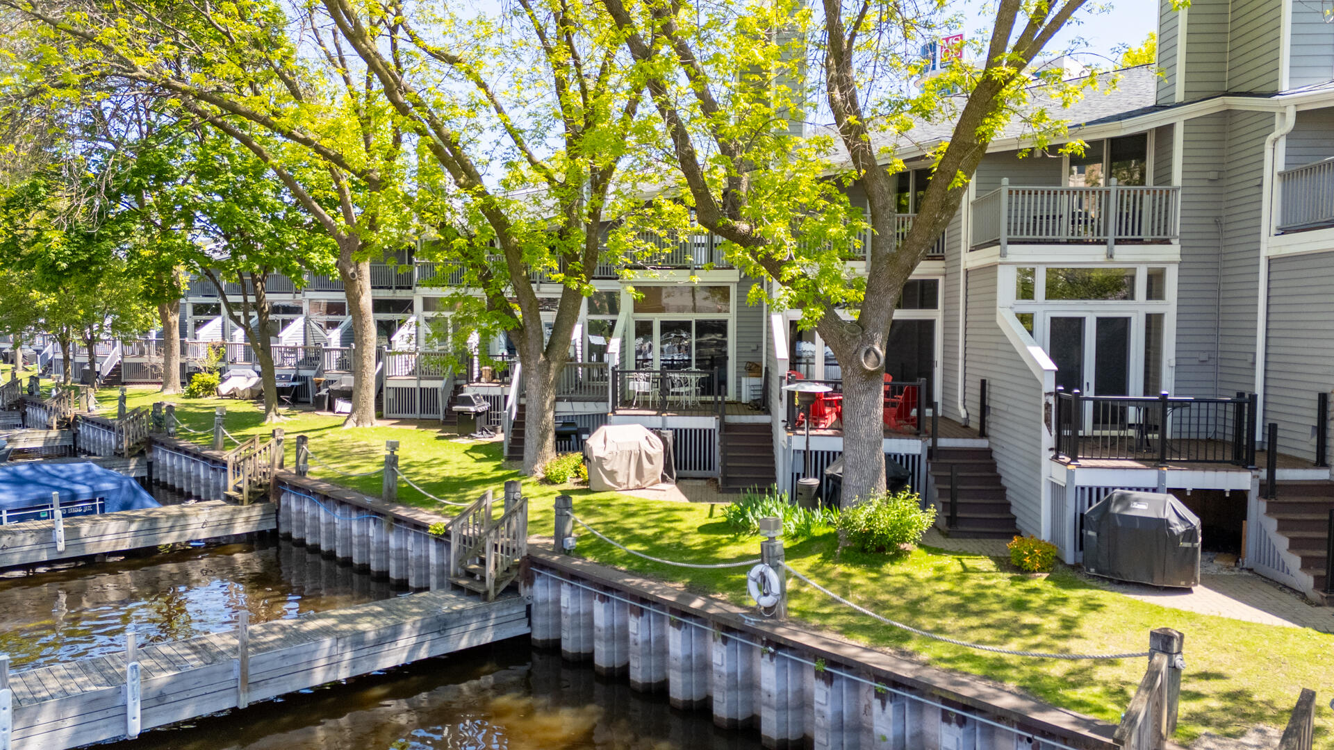 1105 N Edison St