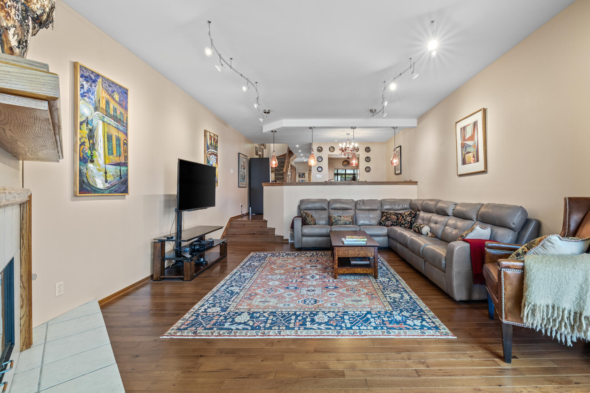 1105 N Edison St