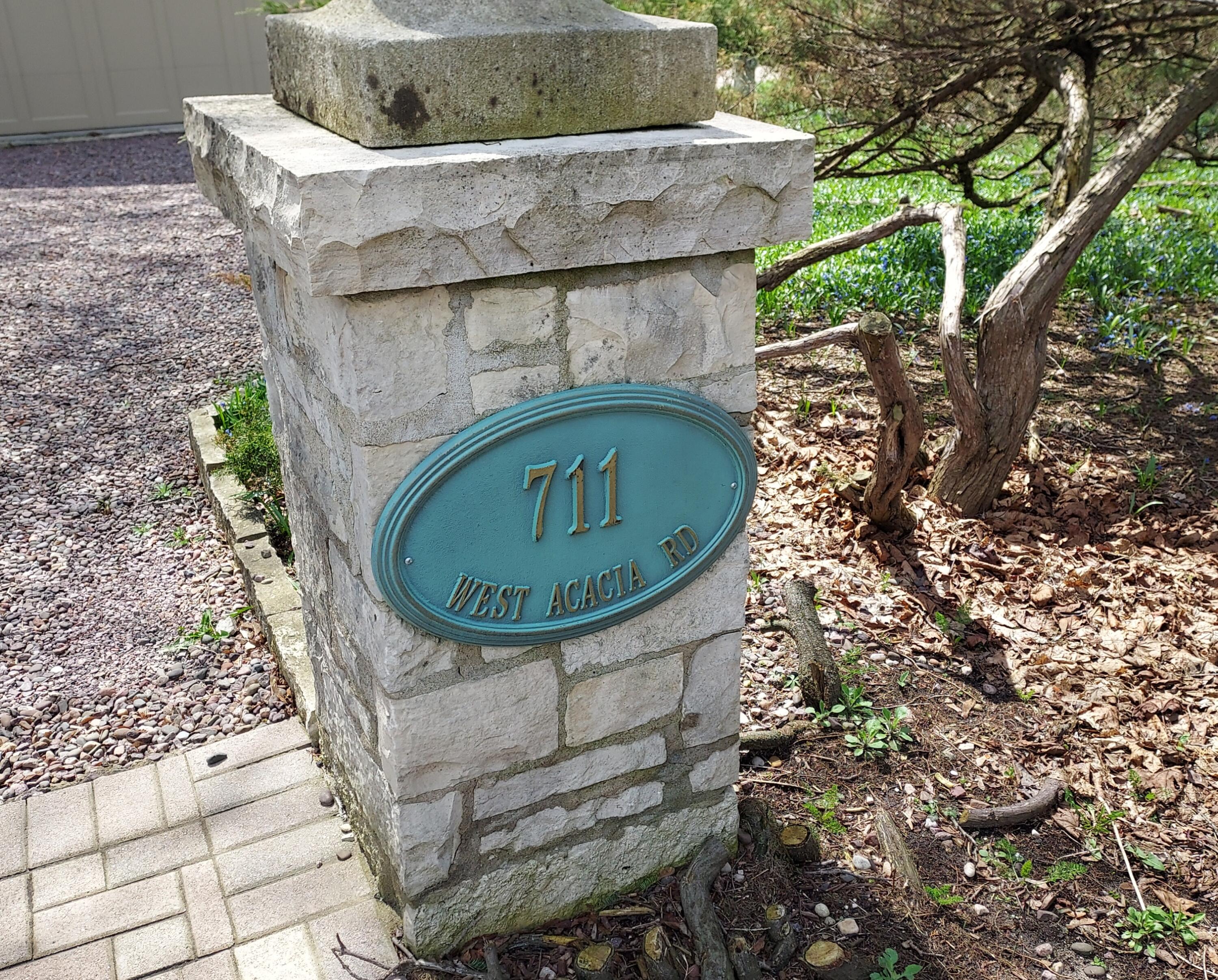 711 W Acacia Rd