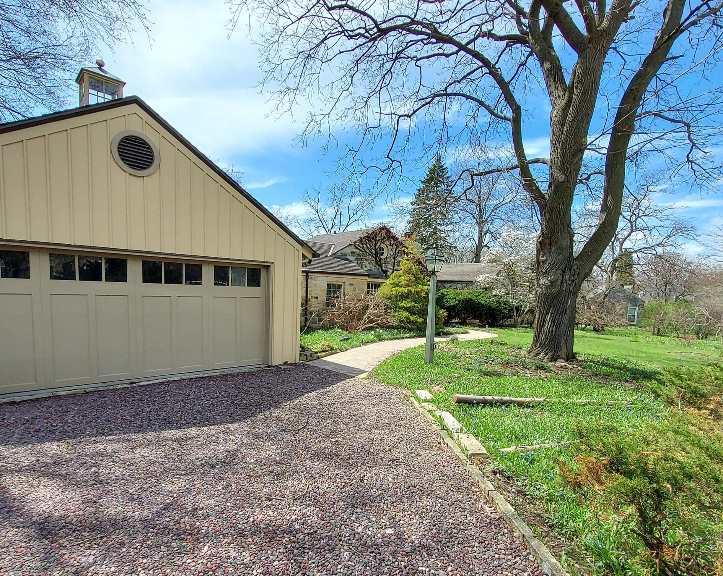 711 W Acacia Rd