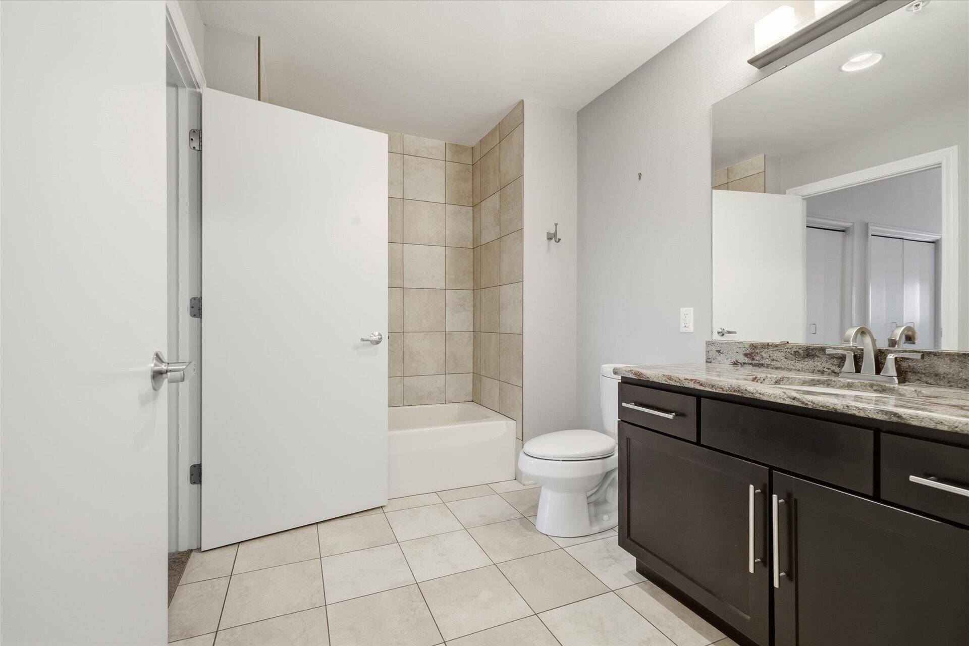 106 W Seeboth St, 920