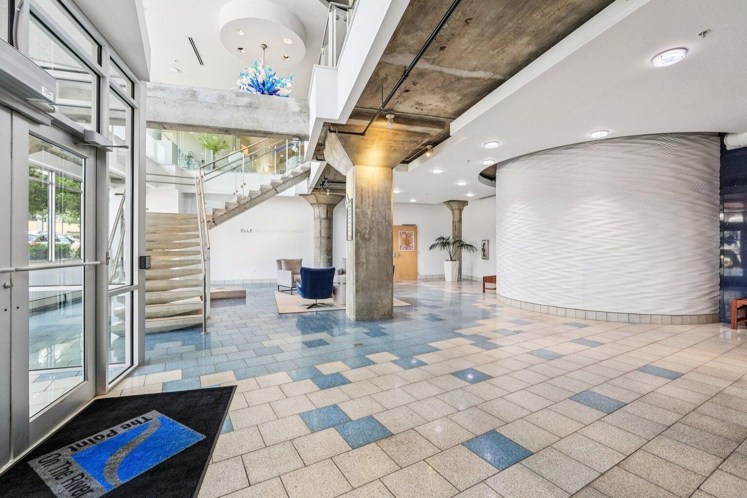 106 W Seeboth St, 920
