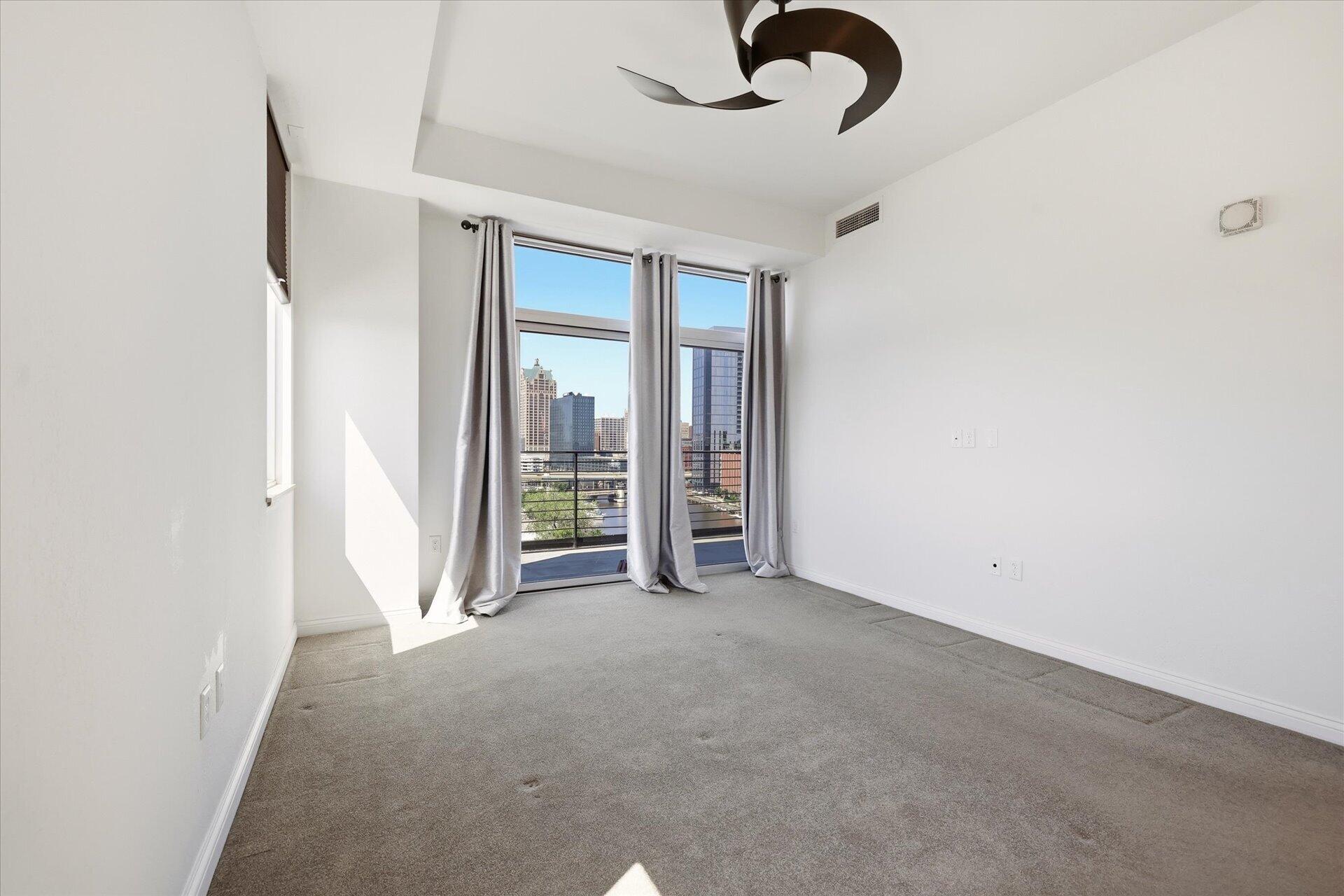 106 W Seeboth St, 920