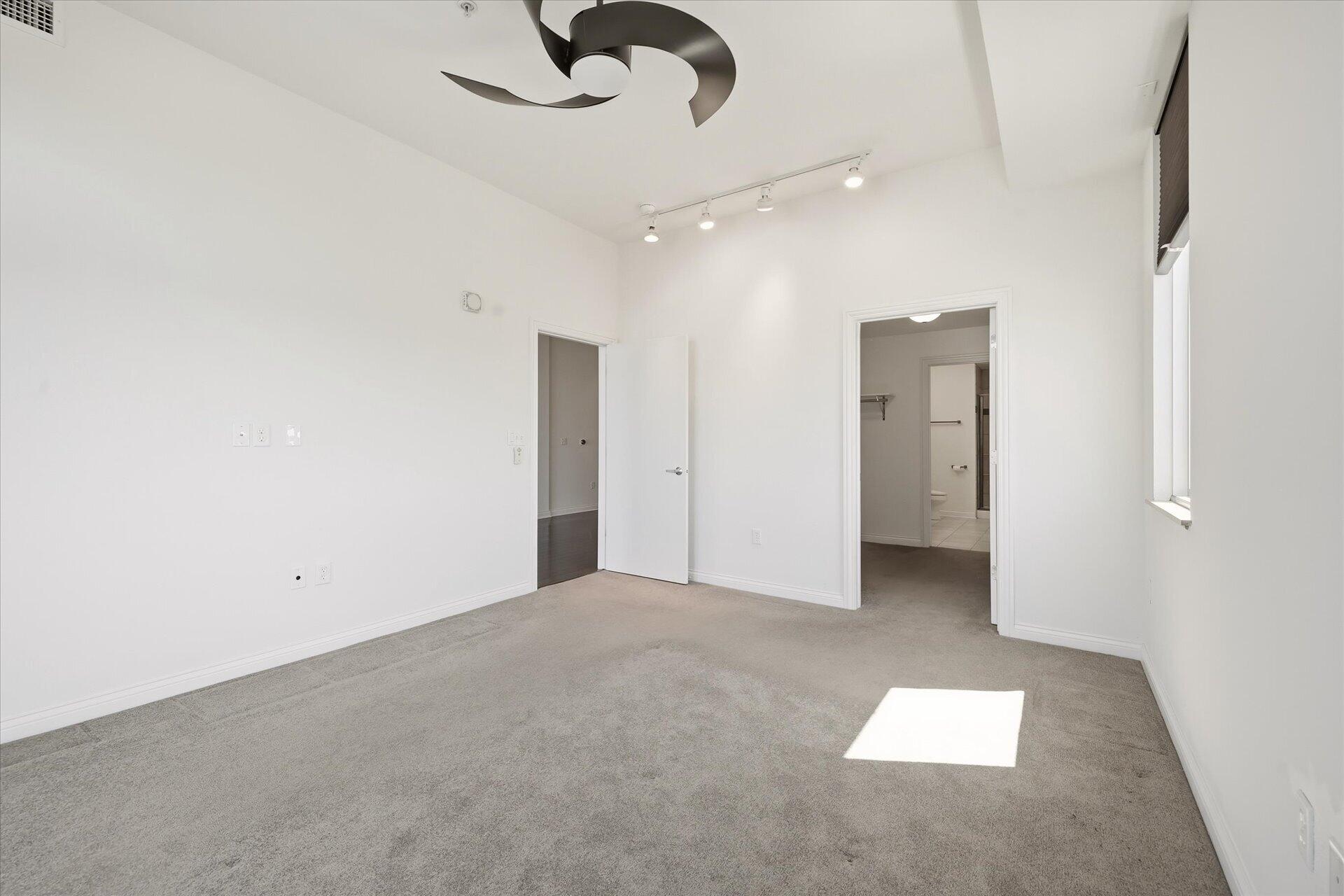 106 W Seeboth St, 920