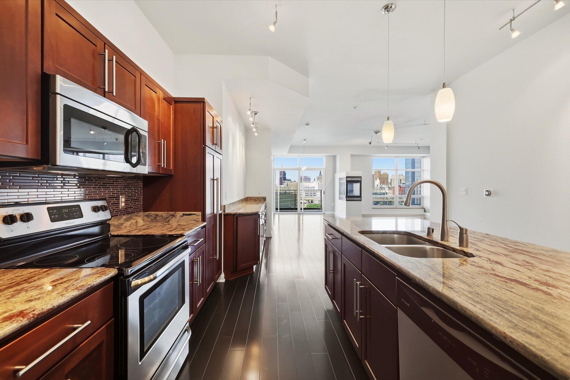 106 W Seeboth St, 920