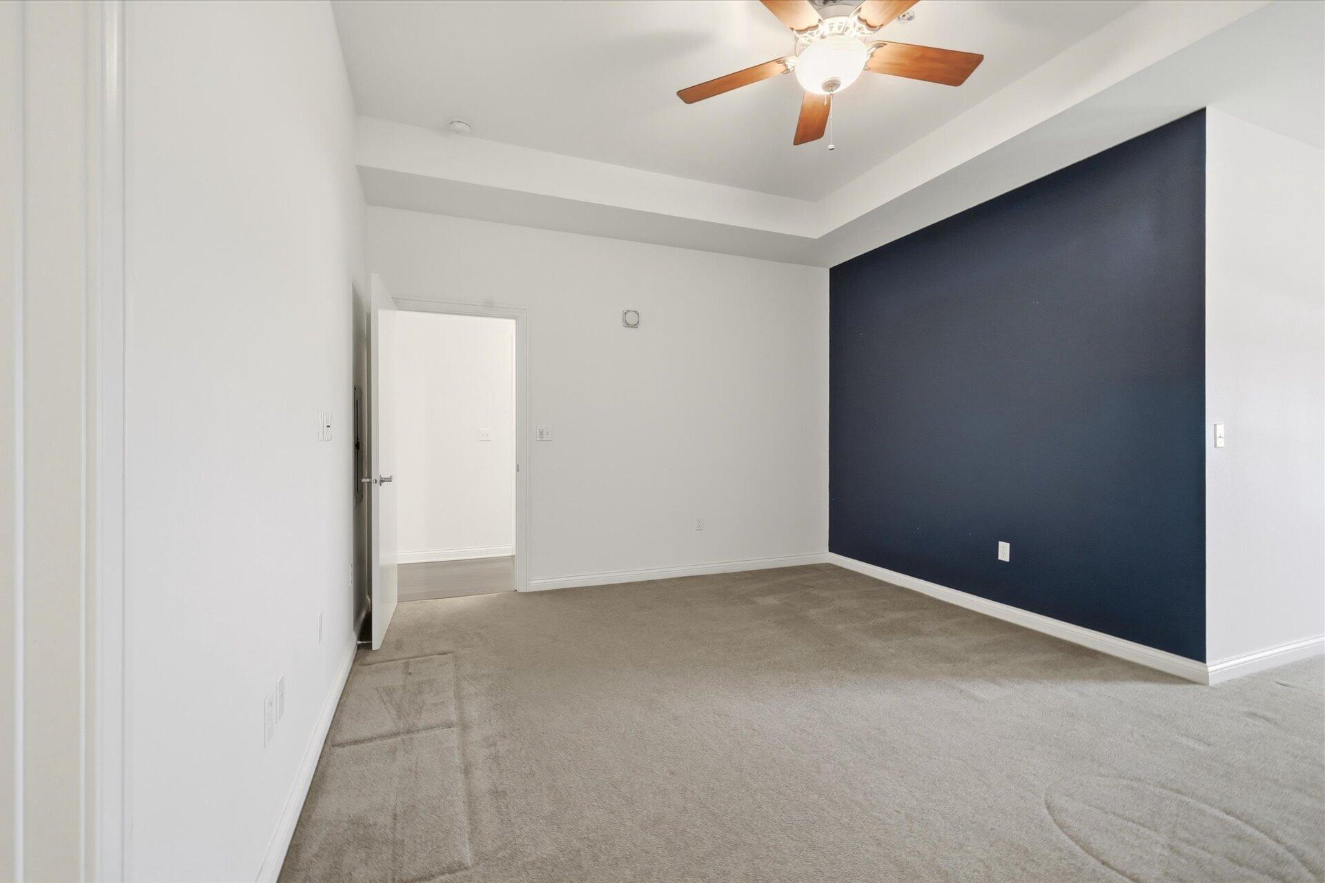 106 W Seeboth St, 920