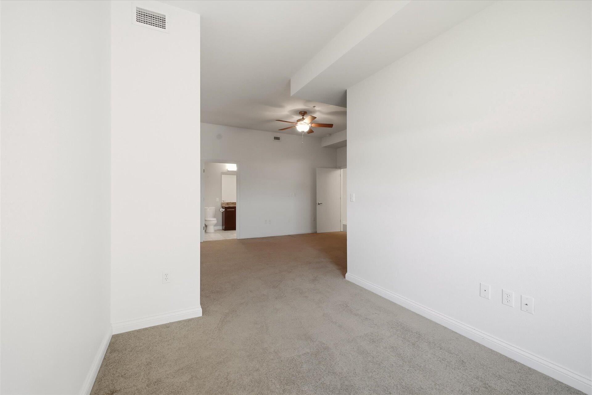 106 W Seeboth St, 920