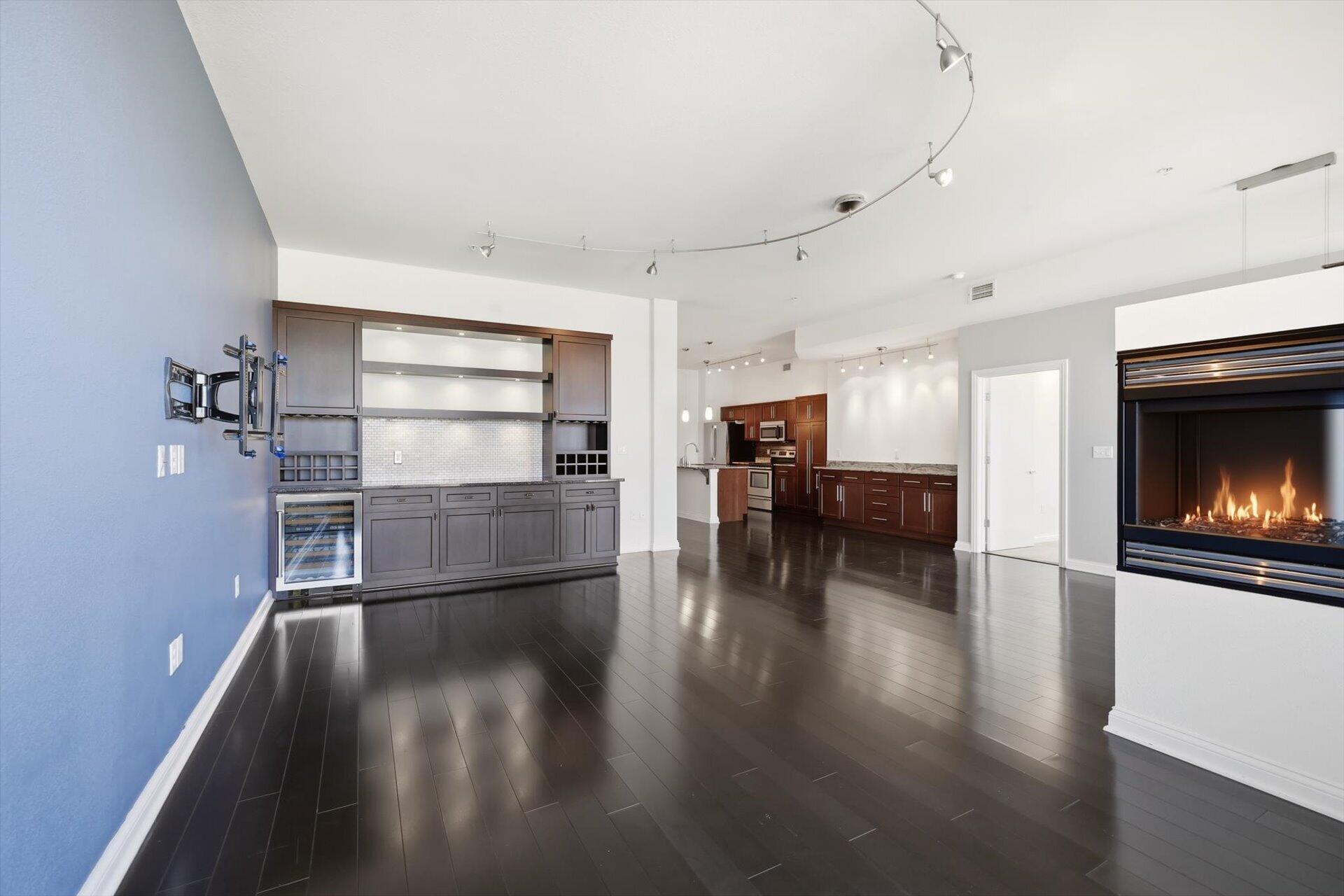 106 W Seeboth St, 920