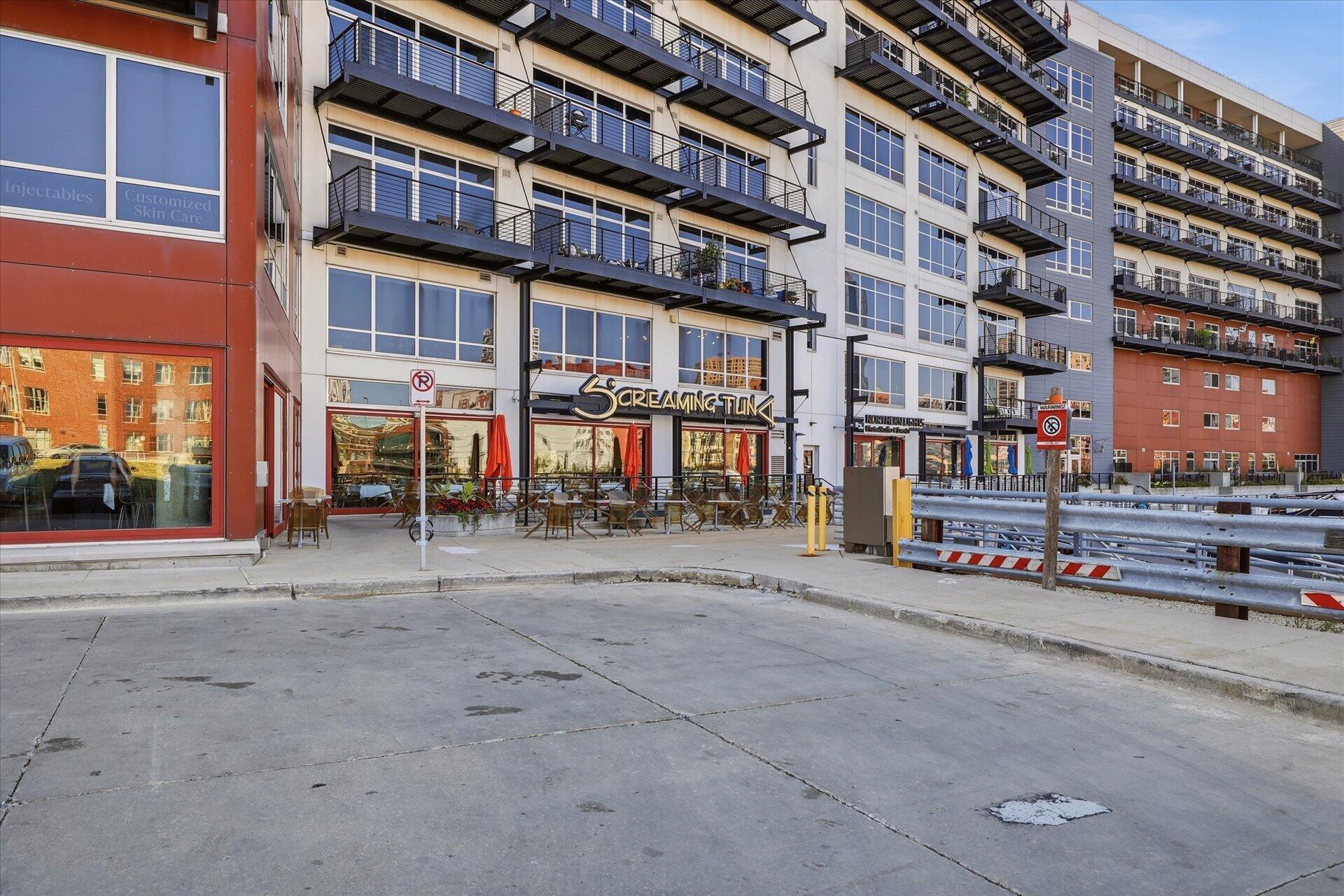 106 W Seeboth St, 920