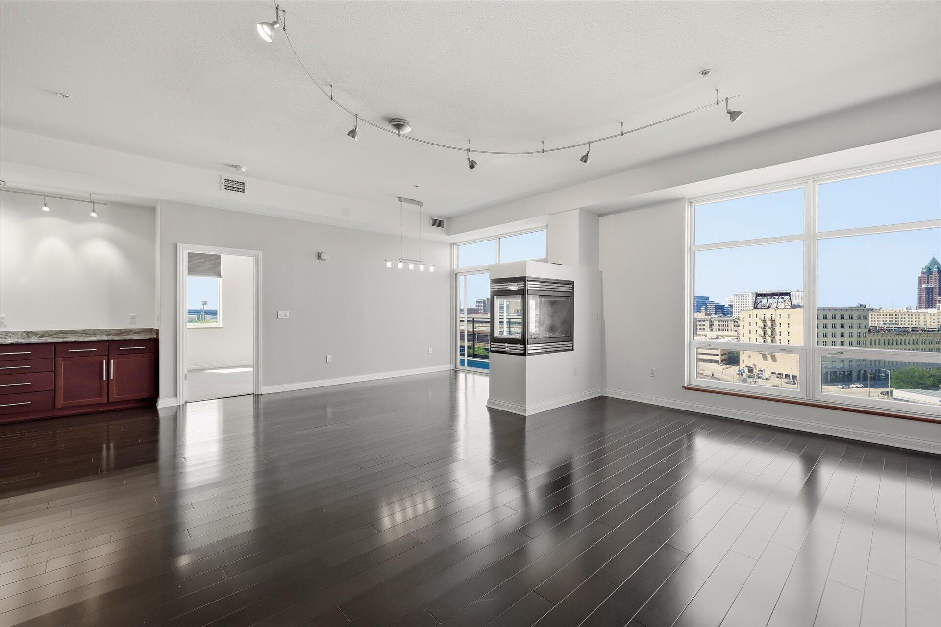 106 W Seeboth St, 920
