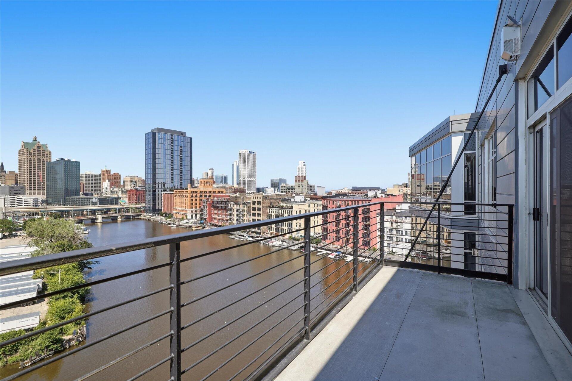 106 W Seeboth St, 920