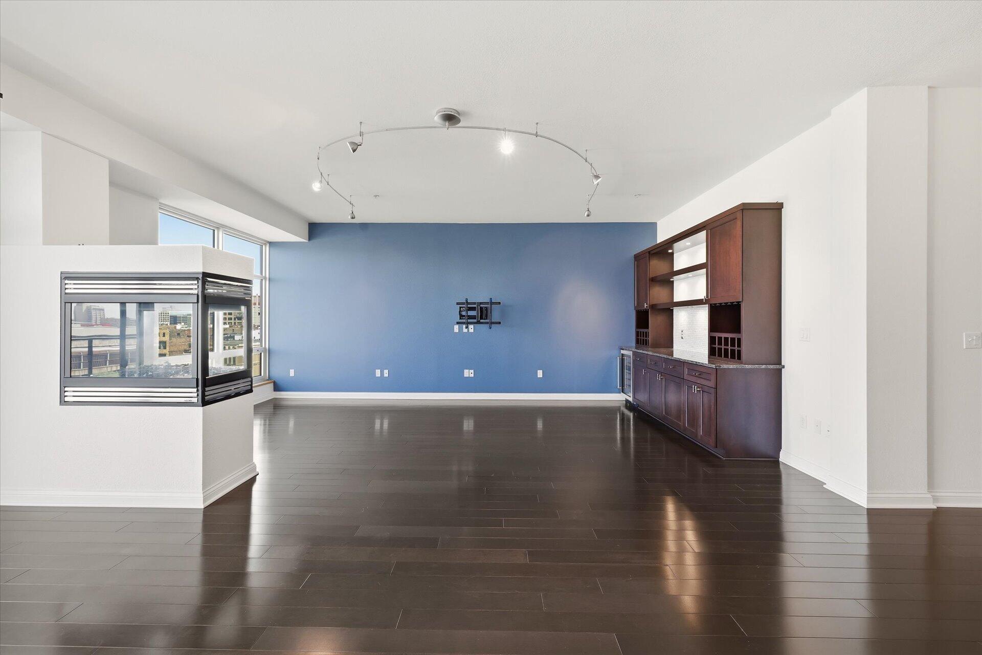 106 W Seeboth St, 920