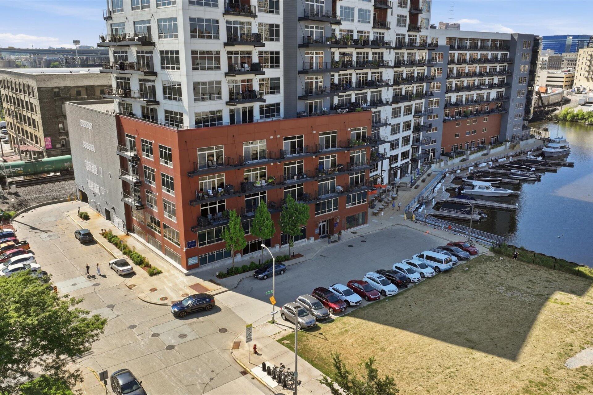 106 W Seeboth St, 920