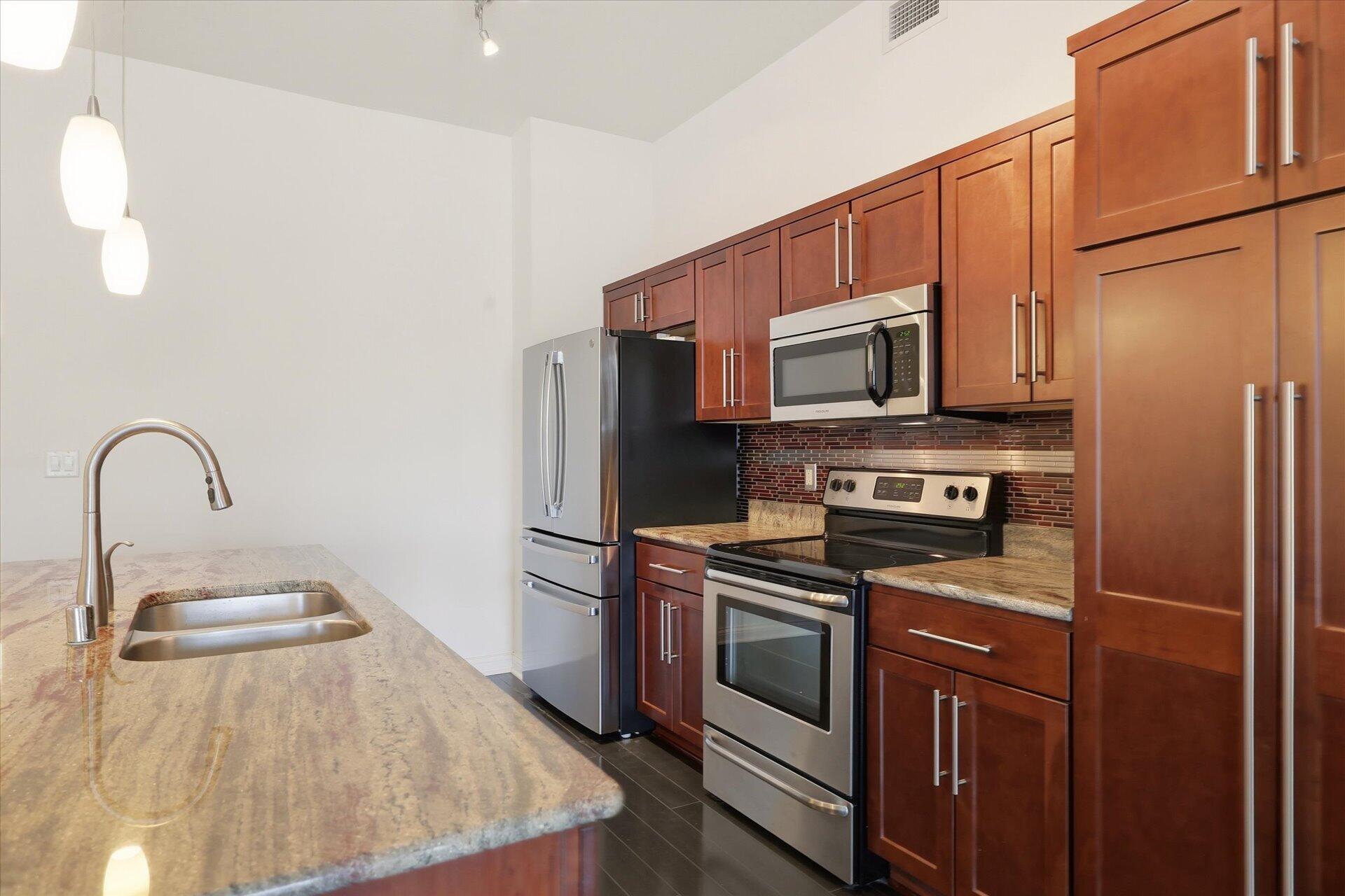 106 W Seeboth St, 920