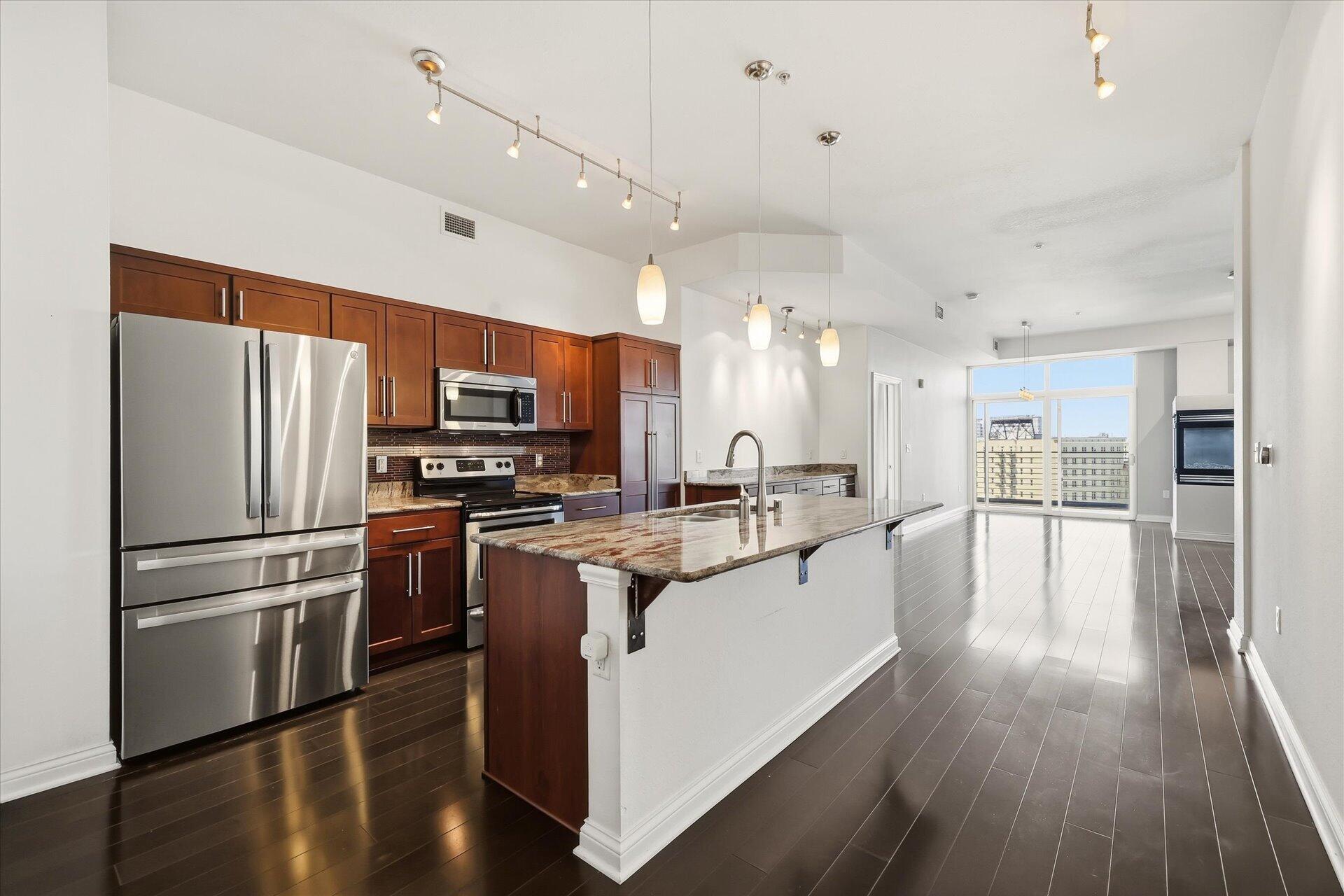 106 W Seeboth St, 920