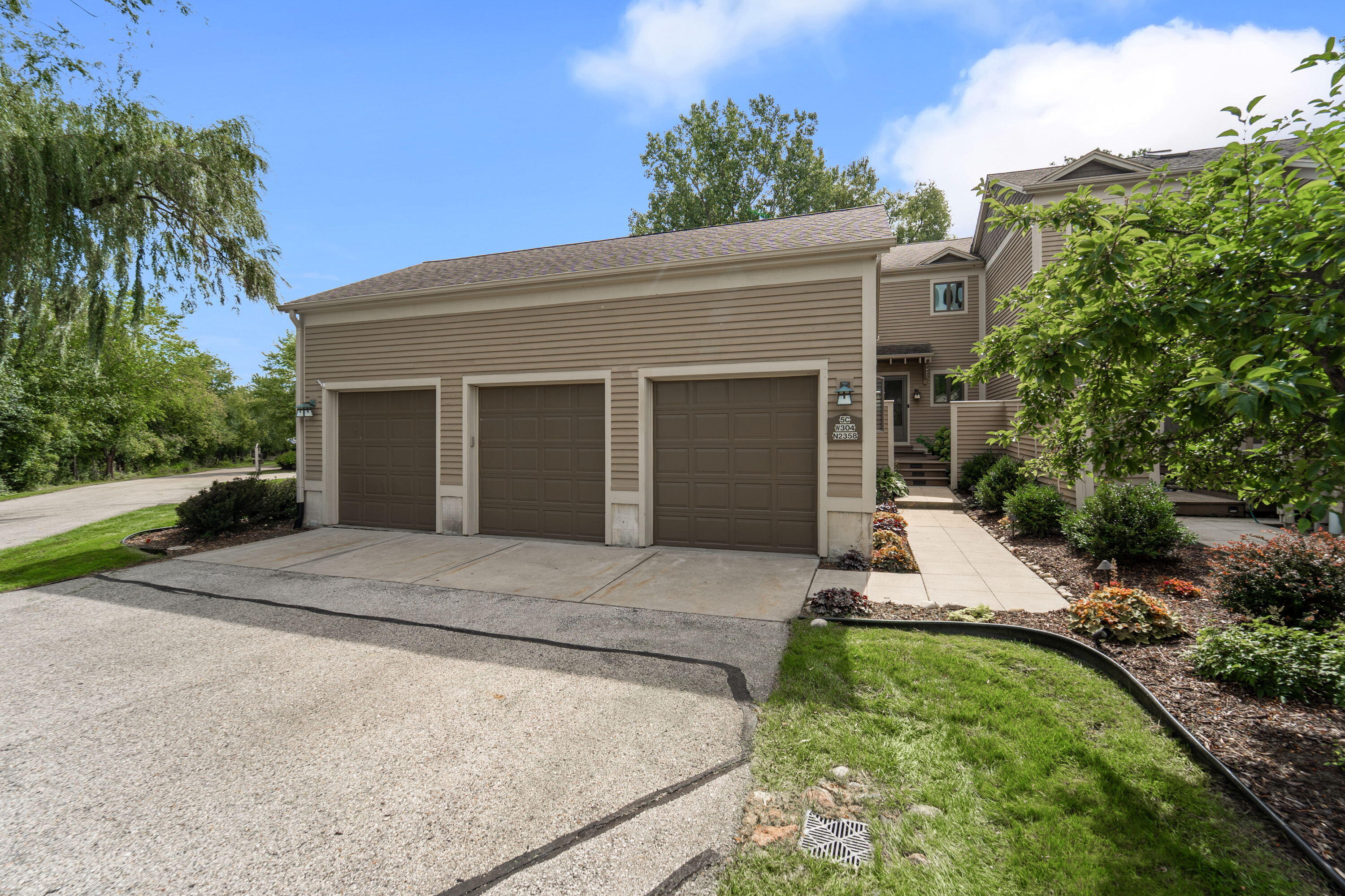 W304N2358 N Westwind Dr, 5C