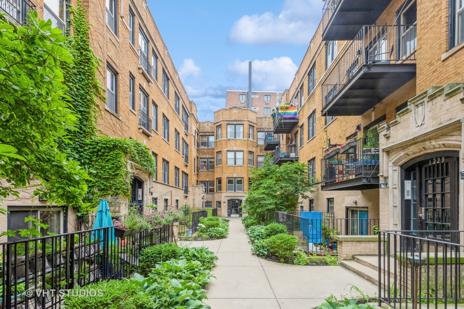 1225 W Greenleaf Avenue Unit: 2E