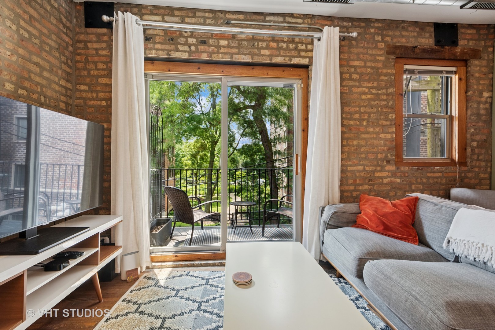 1225 W Greenleaf Avenue Unit: 2E