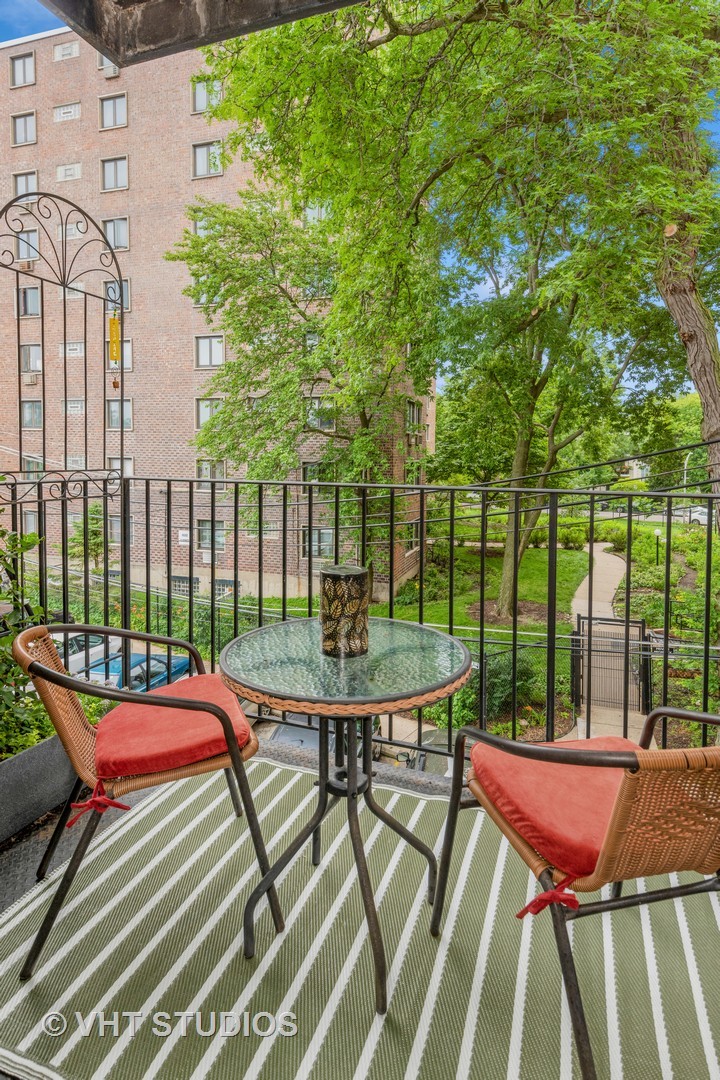 1225 W Greenleaf Avenue Unit: 2E