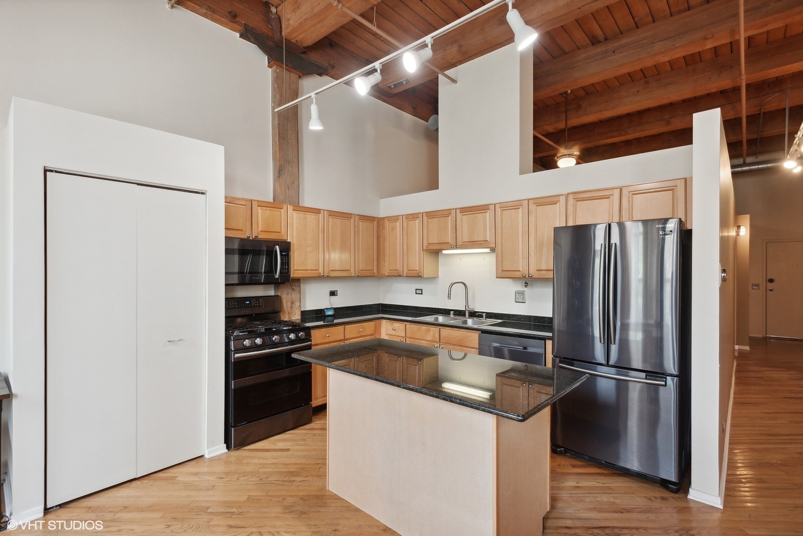 226 N CLINTON Street Unit: 221