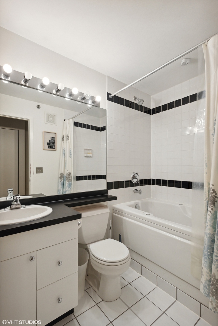 226 N CLINTON Street Unit: 221