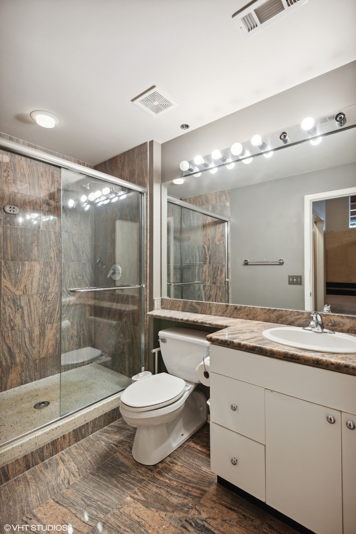 226 N CLINTON Street Unit: 221