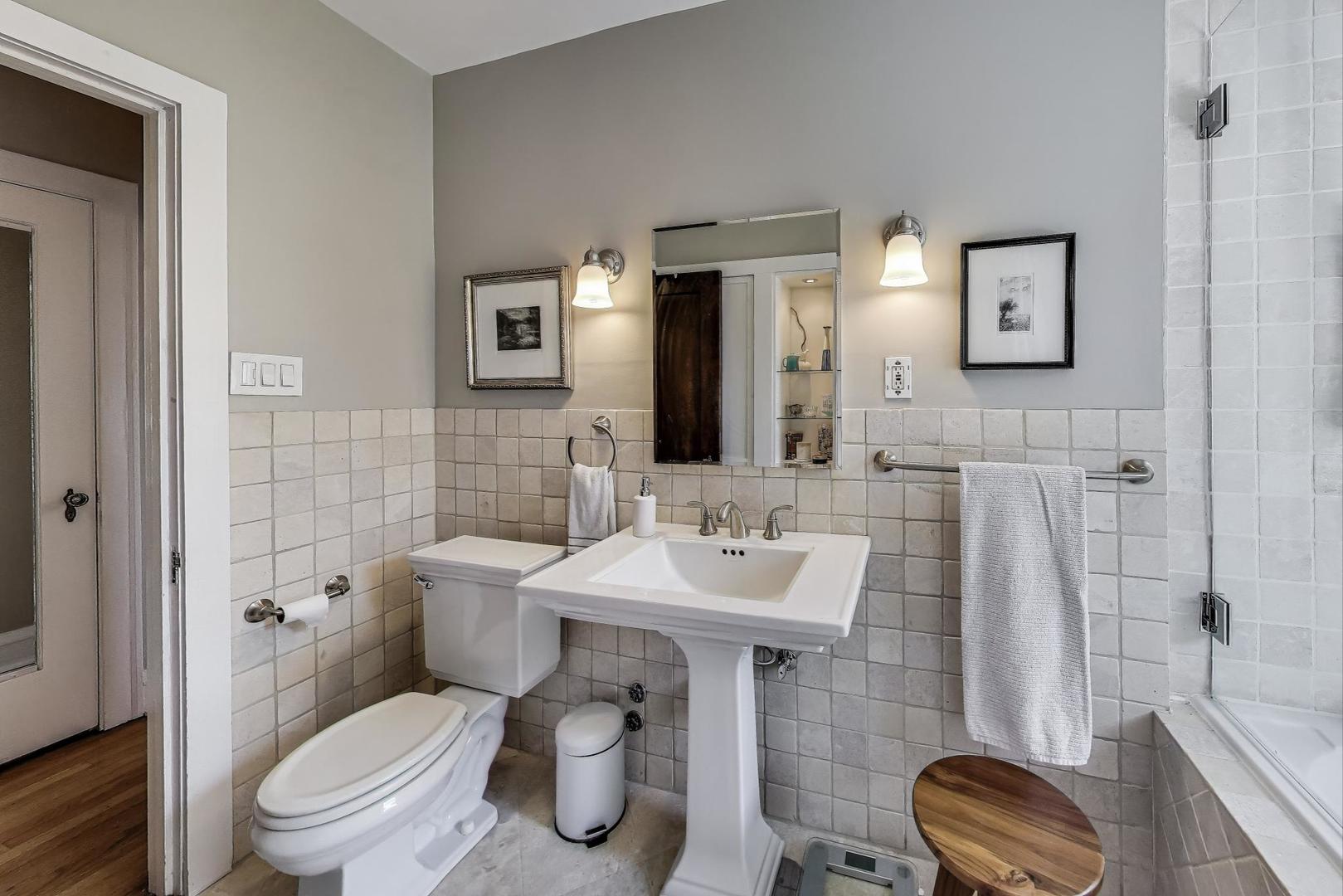 7519 N CLAREMONT Avenue Unit: 2S