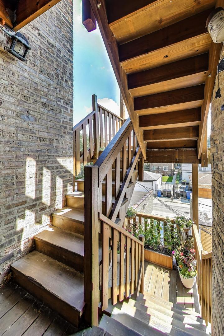 7519 N CLAREMONT Avenue Unit: 2S