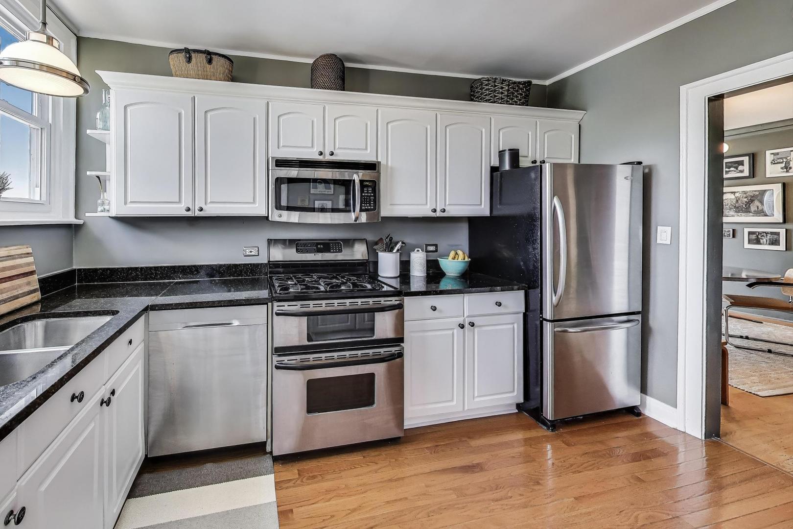 7519 N CLAREMONT Avenue Unit: 2S