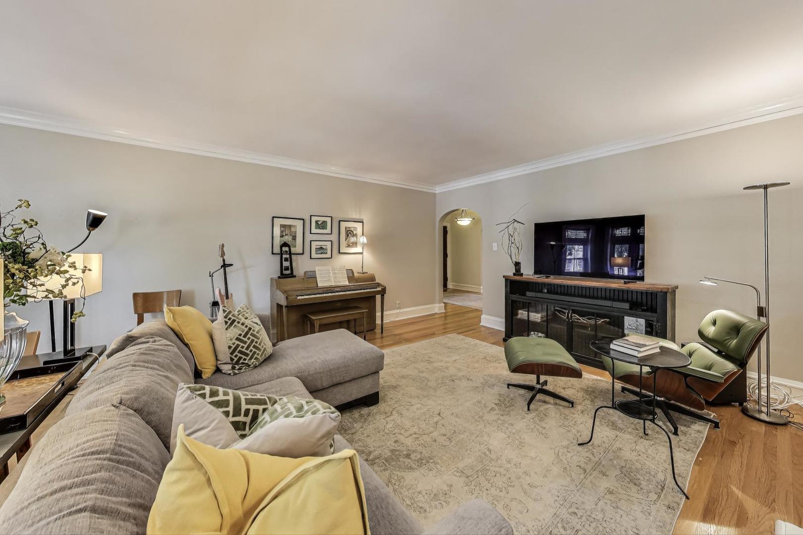 7519 N CLAREMONT Avenue Unit: 2S