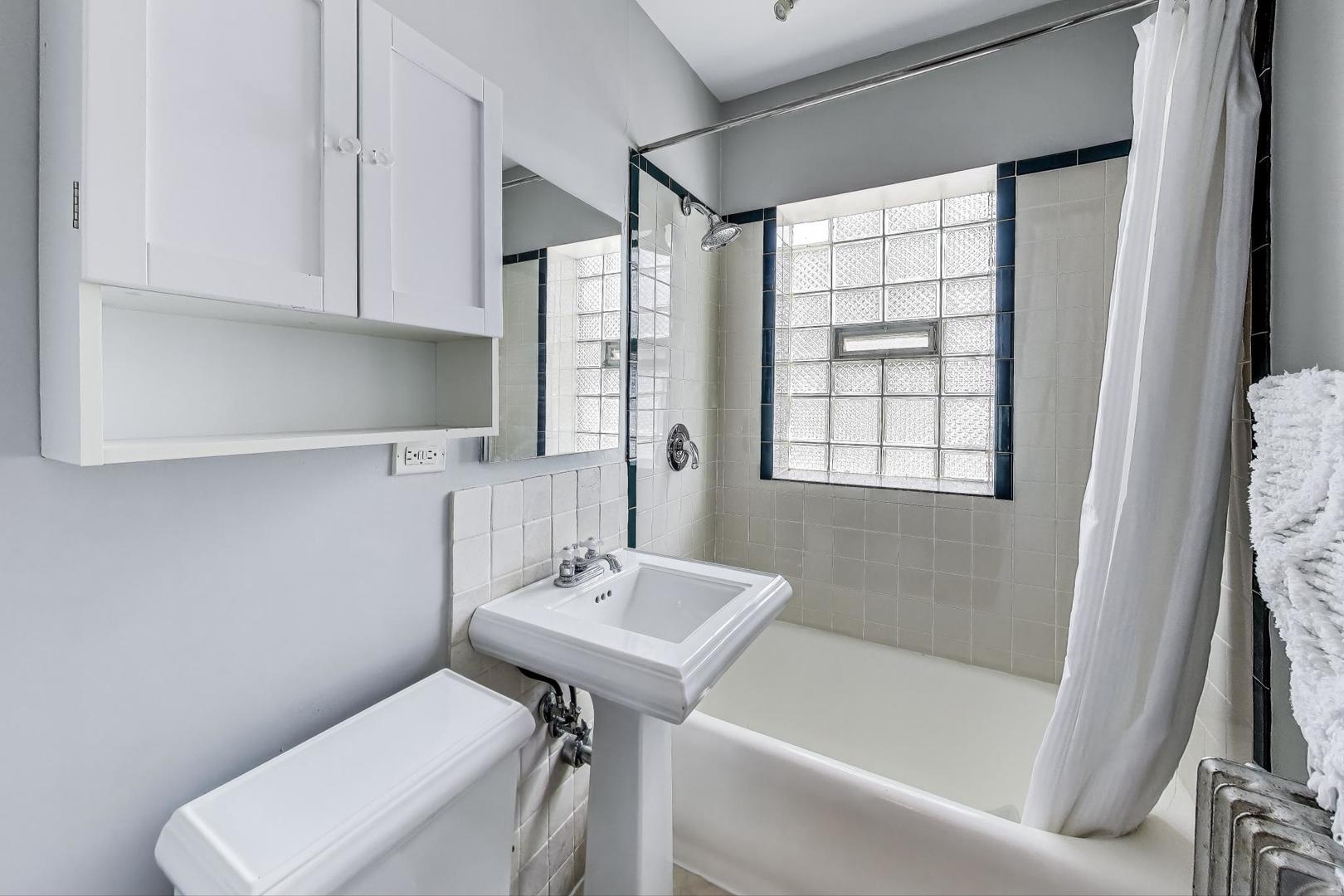 7519 N CLAREMONT Avenue Unit: 2S