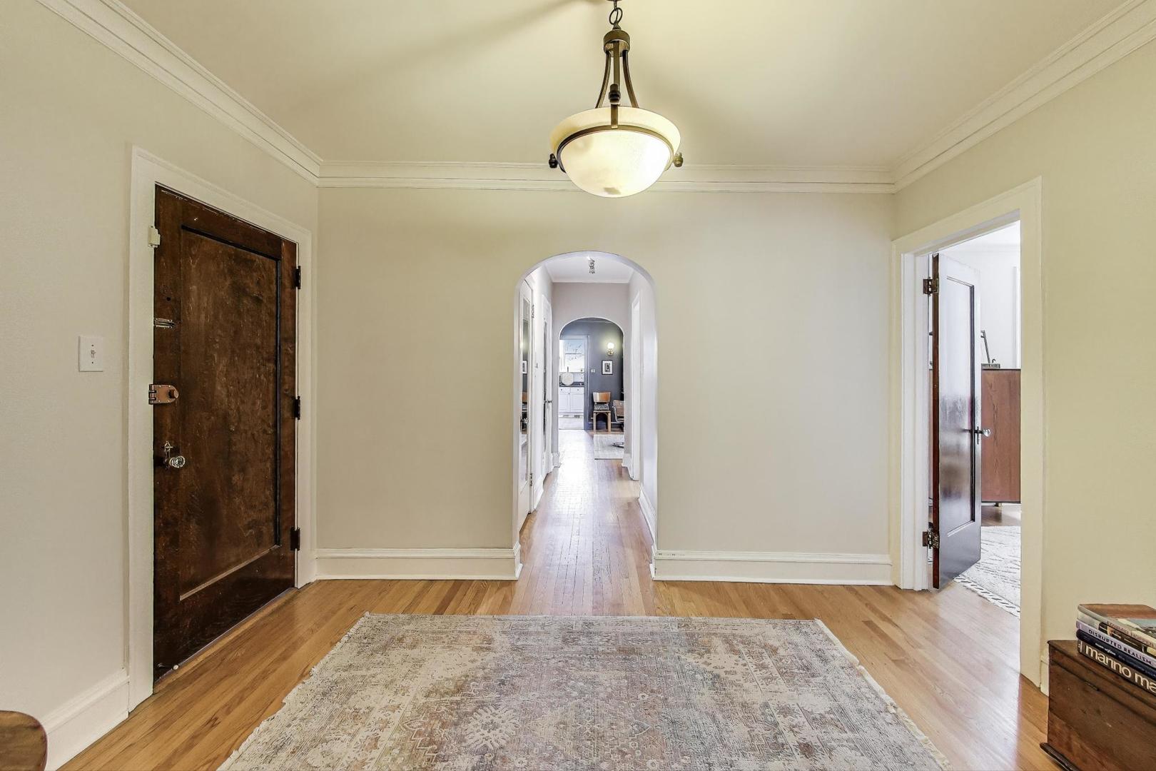 7519 N CLAREMONT Avenue Unit: 2S