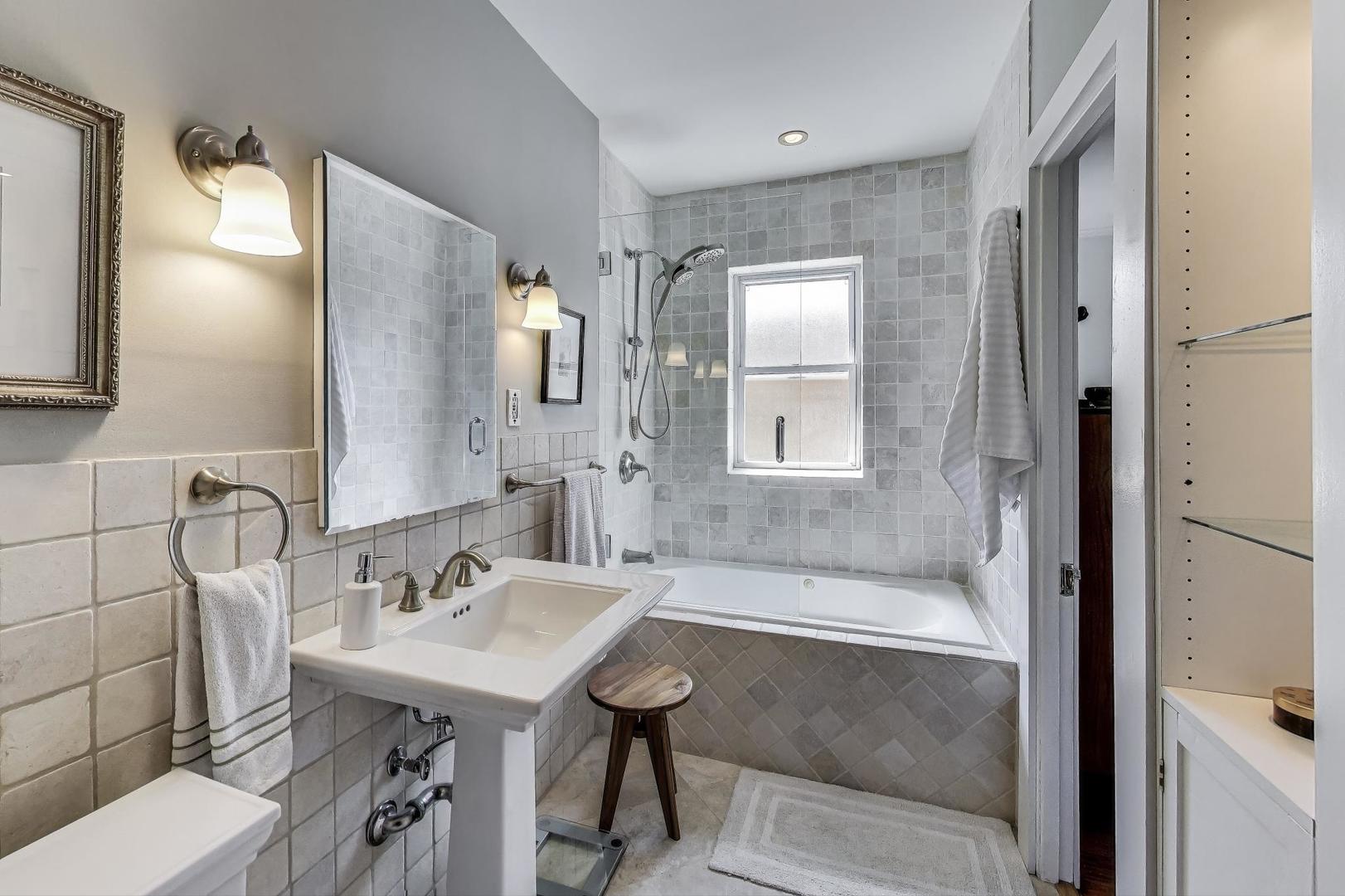 7519 N CLAREMONT Avenue Unit: 2S