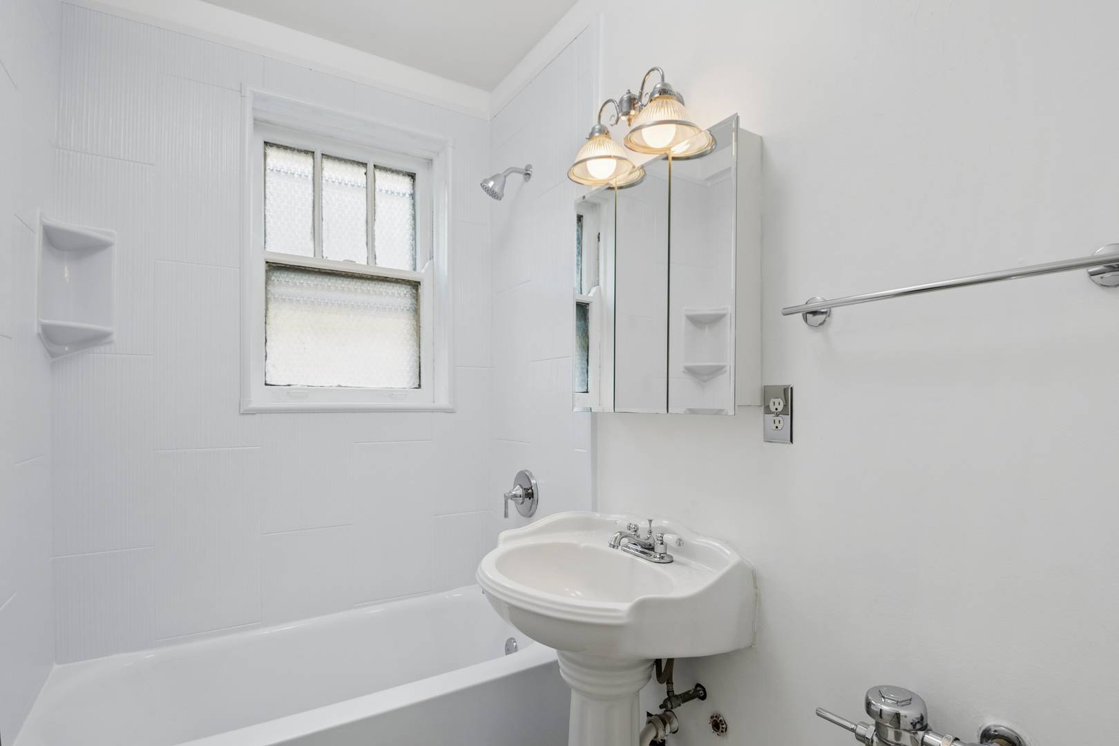 3602 N Pine Grove Avenue Unit: 2B
