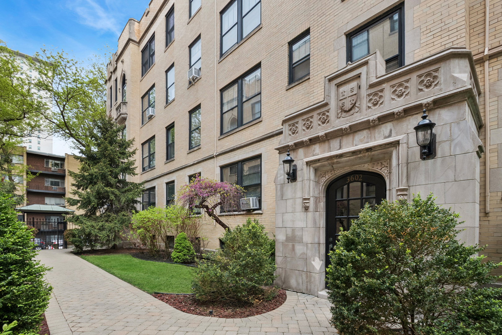 3602 N Pine Grove Avenue Unit: 2B