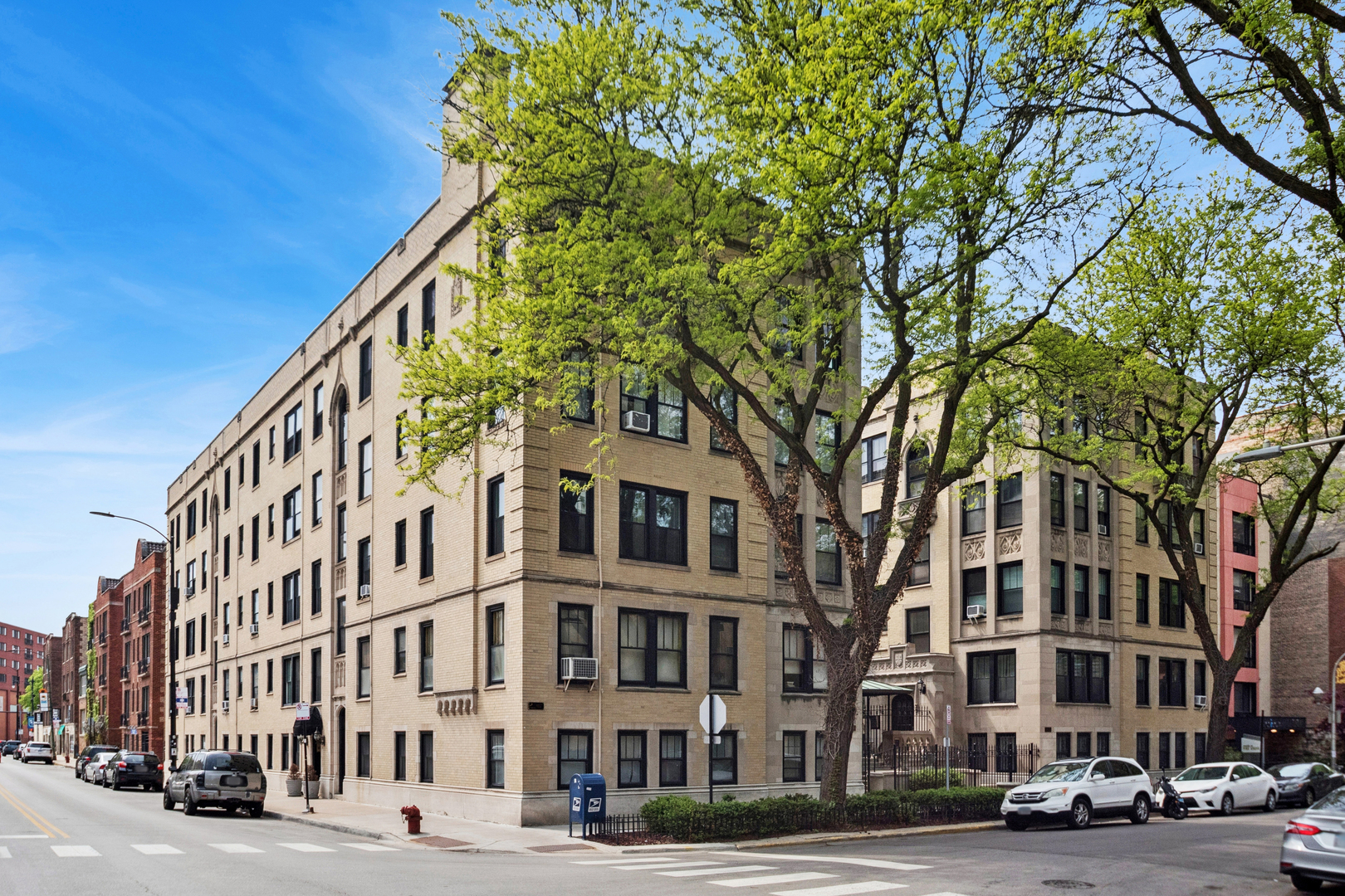 3602 N Pine Grove Avenue Unit: 2B