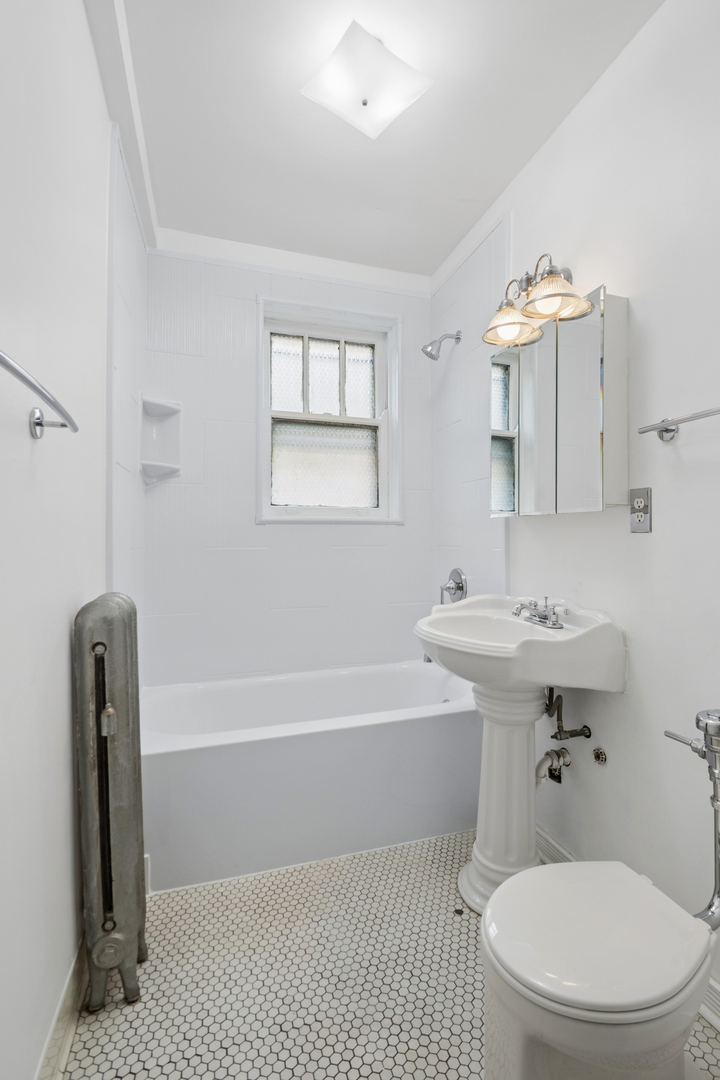3602 N Pine Grove Avenue Unit: 2B