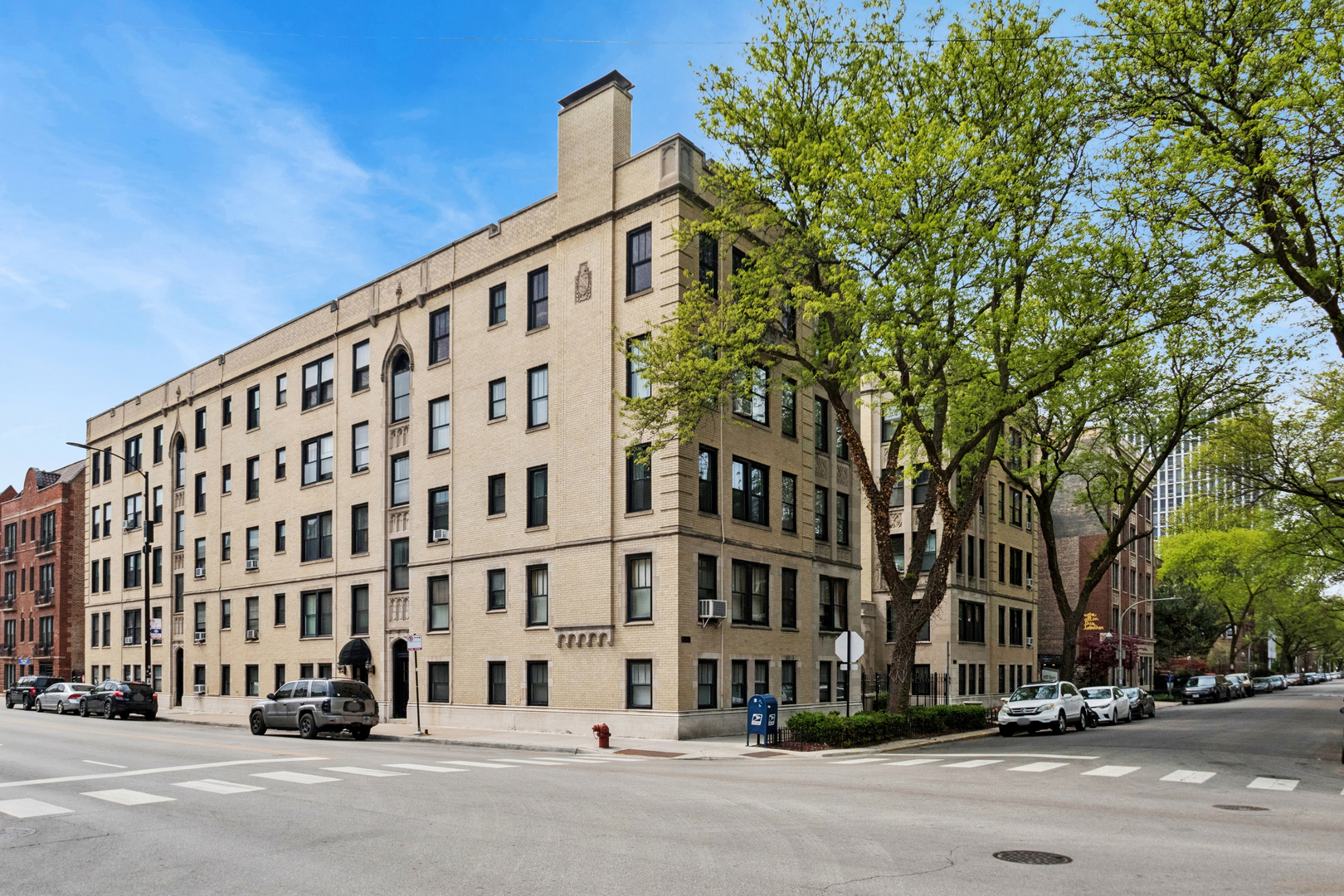 3602 N Pine Grove Avenue Unit: 2B