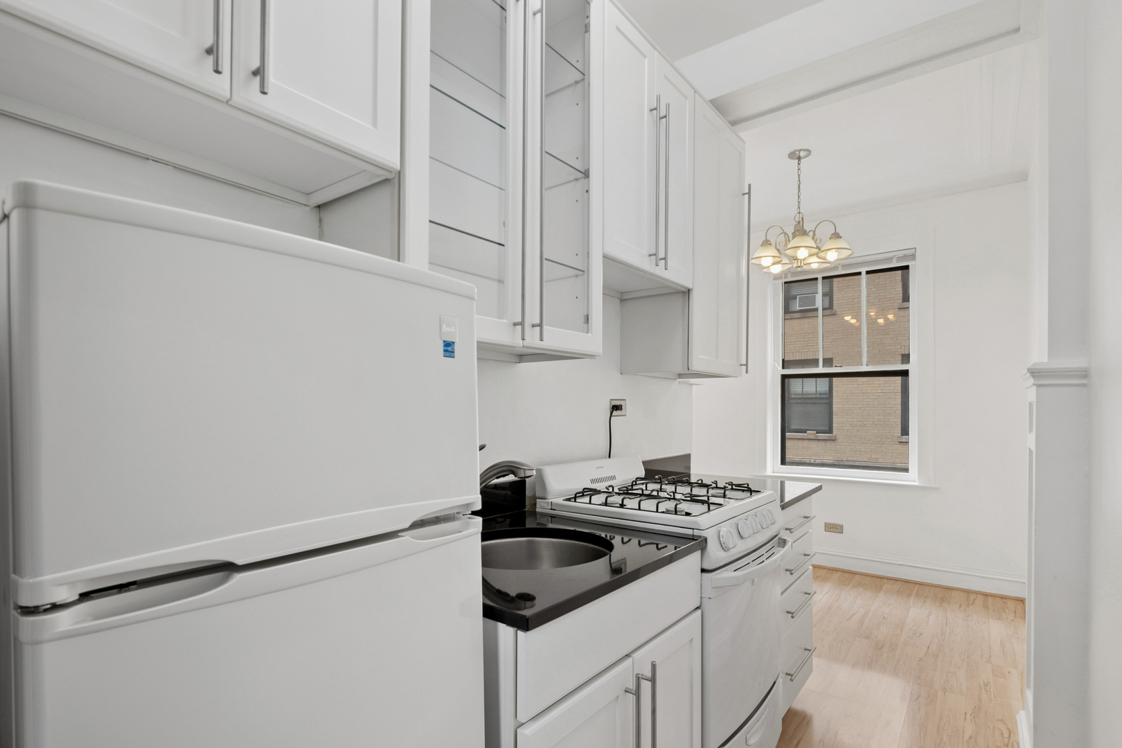 3602 N Pine Grove Avenue Unit: 2B