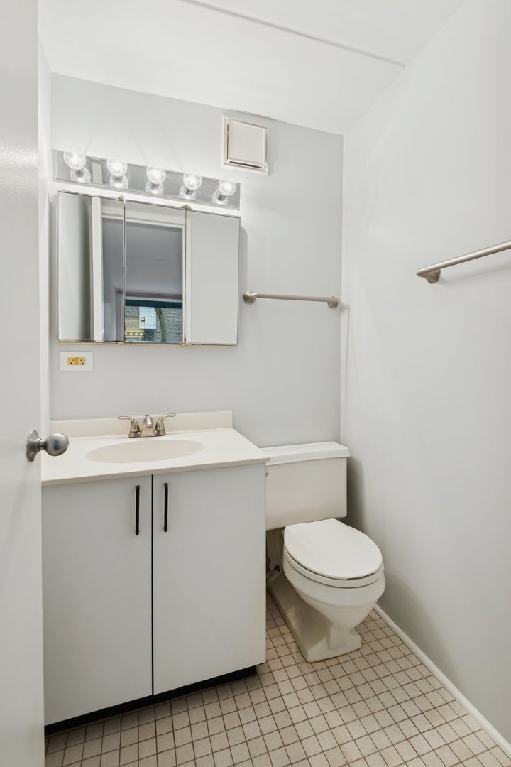 840 Michigan Avenue Unit: 10