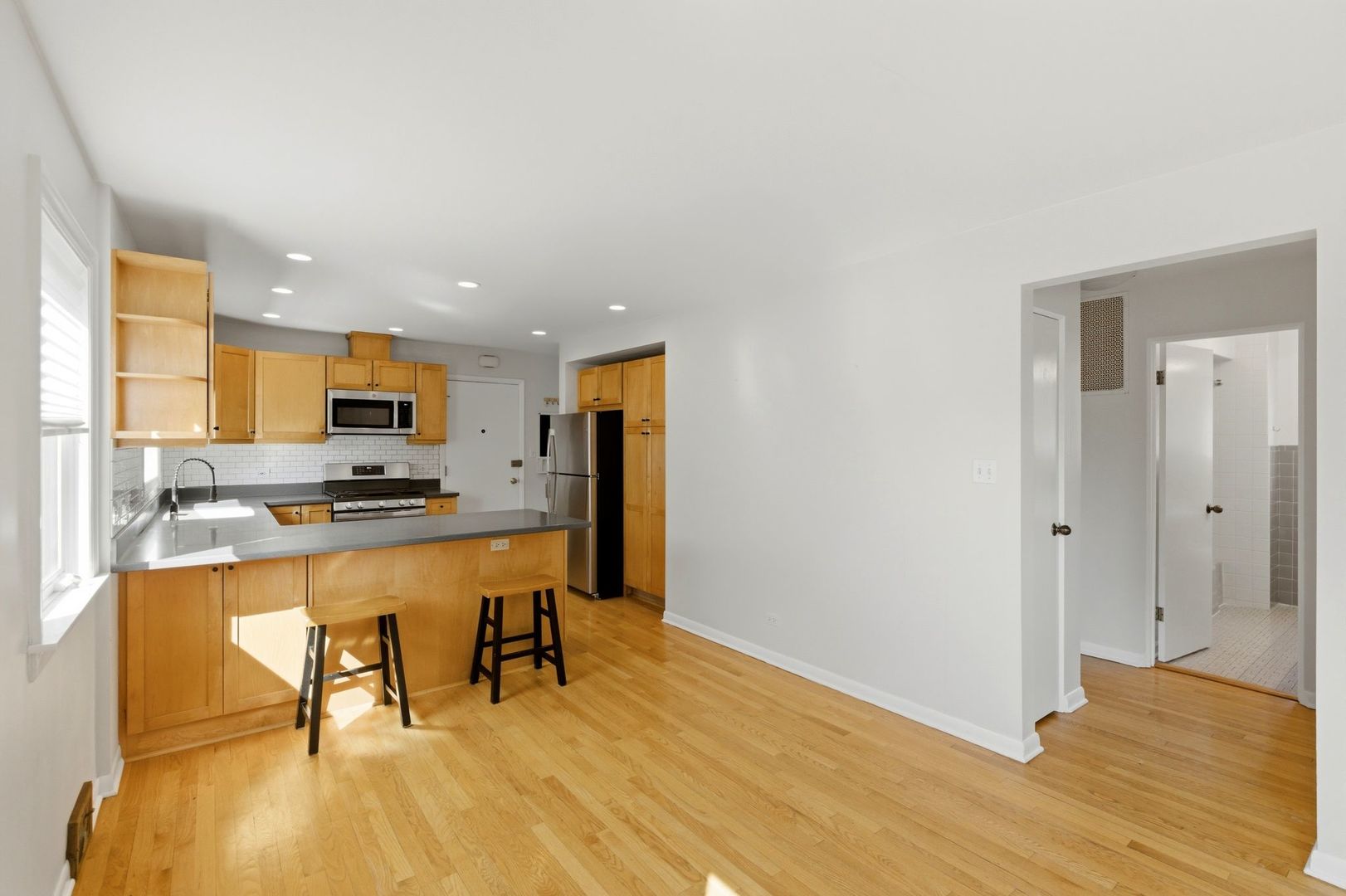 556 BARTON Avenue Unit: 1