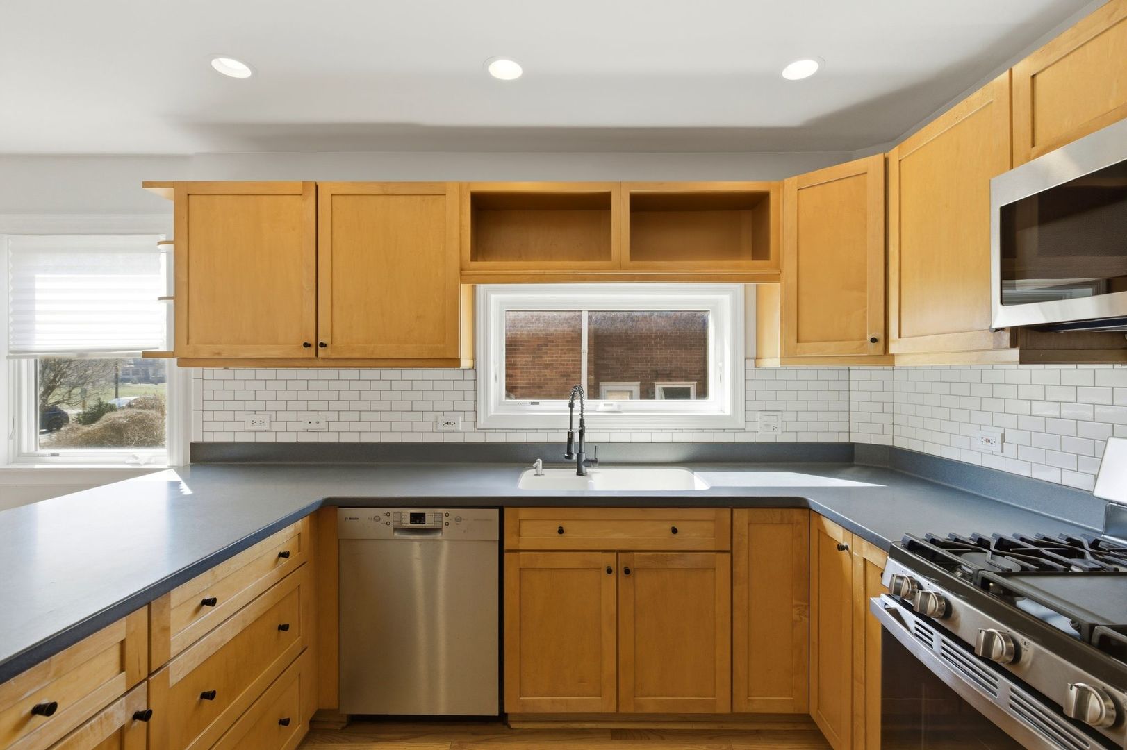 556 BARTON Avenue Unit: 1