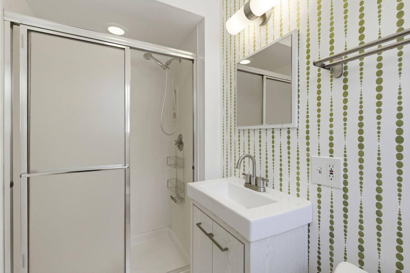 556 BARTON Avenue Unit: 2