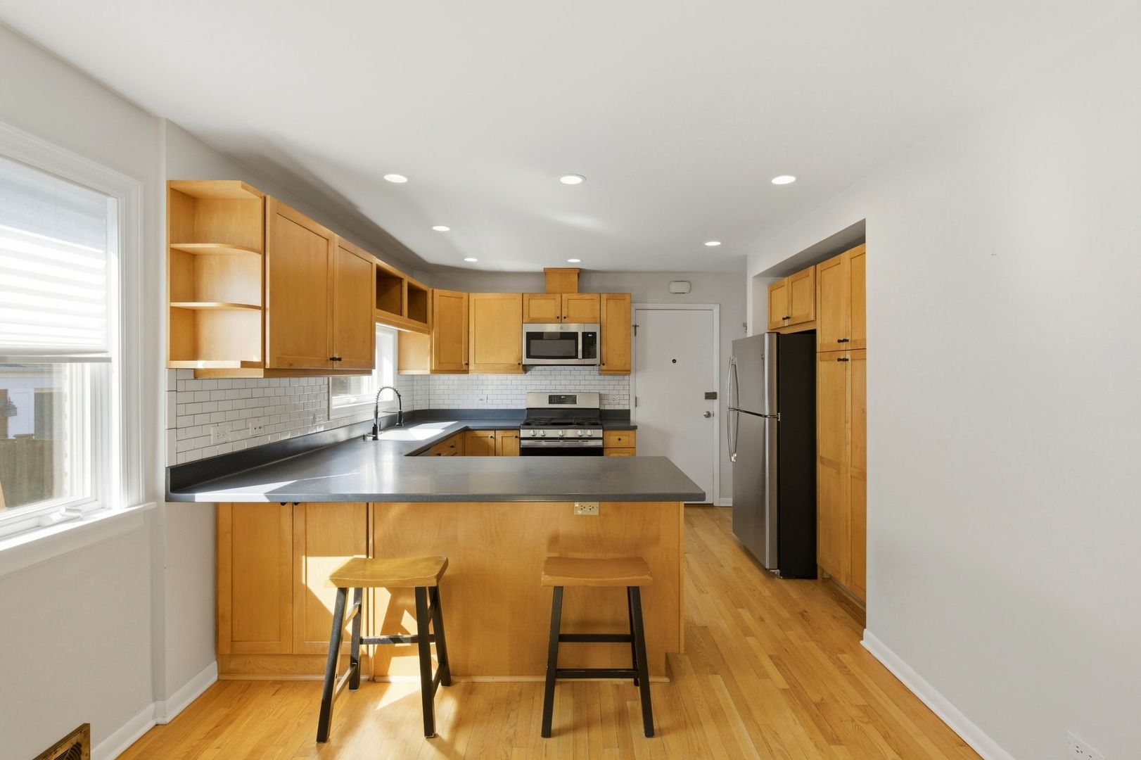 556 BARTON Avenue Unit: 2