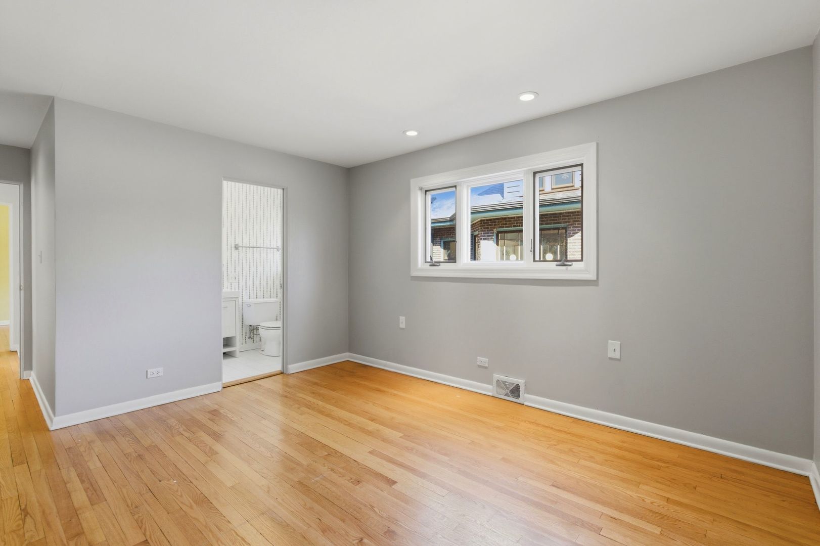 556 BARTON Avenue Unit: 2