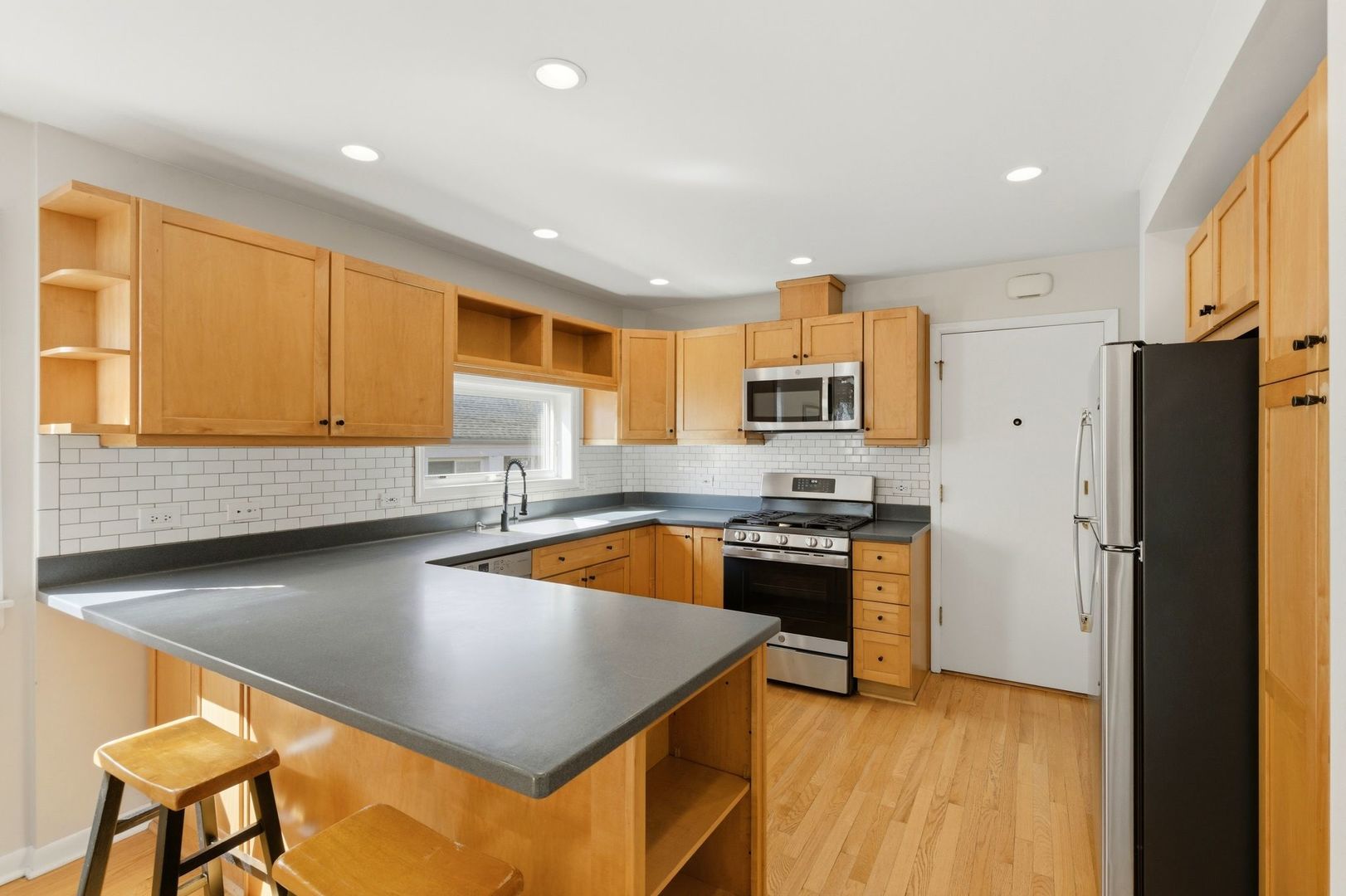 556 BARTON Avenue Unit: 2