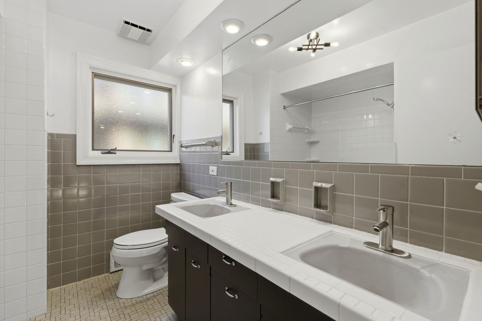 556 BARTON Avenue Unit: 2