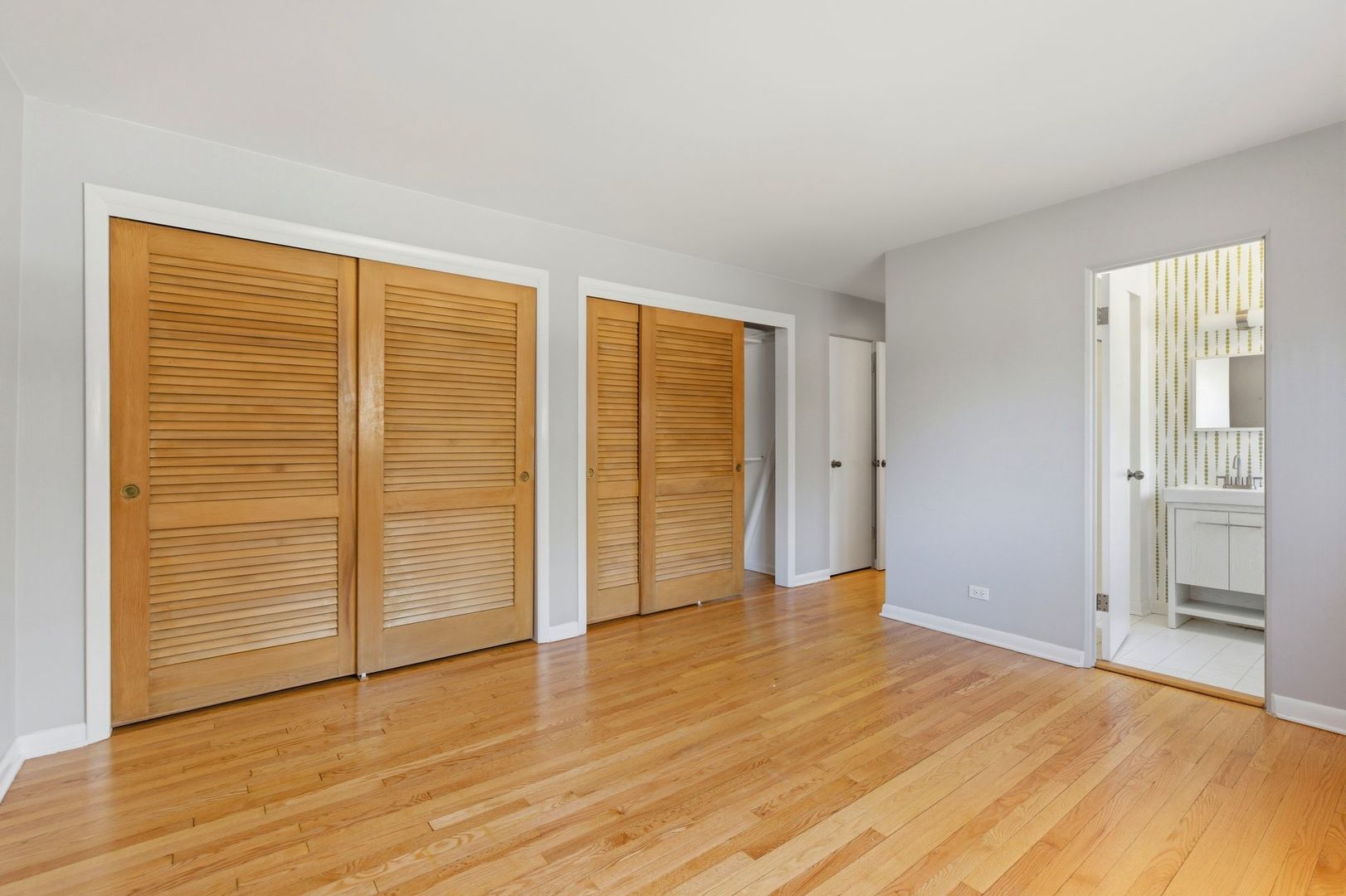 556 BARTON Avenue Unit: 2