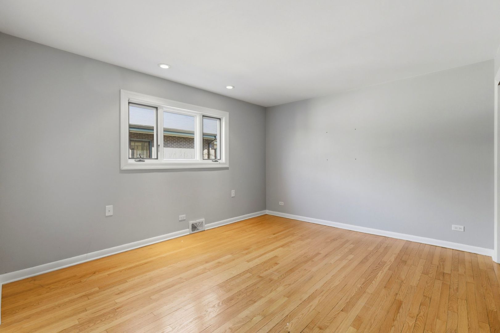 556 BARTON Avenue Unit: 2